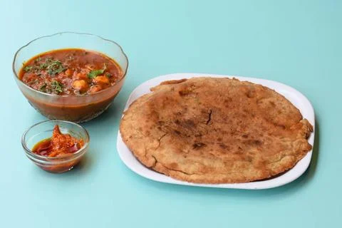 Indian flatbread - Aloo Kulcha with Choley or Stuffed Potato Bread or Stuf... Foto stock
