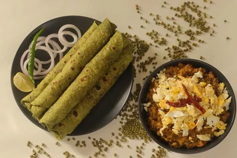 Indian flatbread made with whole wheat flour kneaded with pureed spinach and  스톡 사진