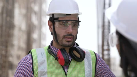Indian Foreman and his assistant lady talking together. Vídeo Stock 162014377