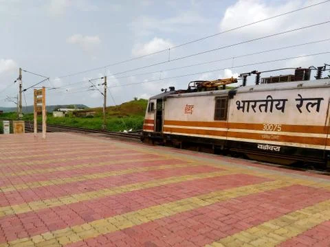 Indian Freight mail train engine speeding crossing railway station Mumbai India Foto stock