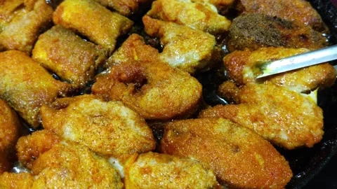 Indian Fried Fish Pieces flipped with a cooking tong in Hot Oil in Frying Pan Vídeos de archivo 342736629