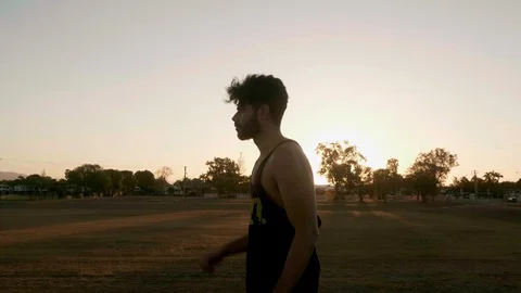 Indian guy running and trainning for cardio exercise on public park during Vidéo 117121288