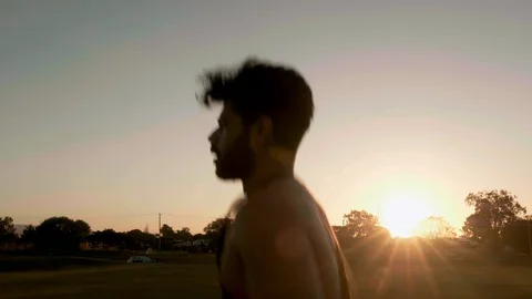Indian guy running and trainning for cardio exercise on public park during Vidéo 117121305