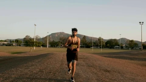 Indian guy running and trainning for cardio exercise on public park during Vidéo 117121409