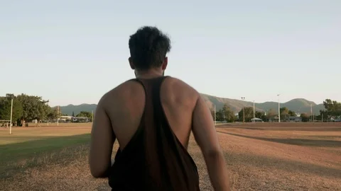 Indian guy running and trainning for cardio exercise on public park during Vidéo 117121523