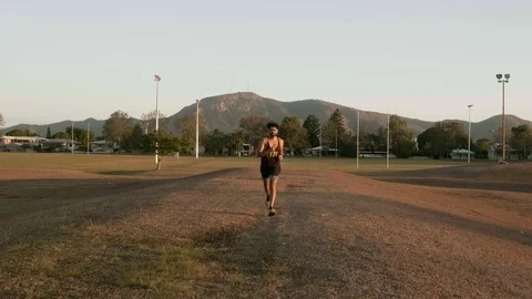 Indian guy running and trainning for cardio exercise on public park during Vidéo 117121540