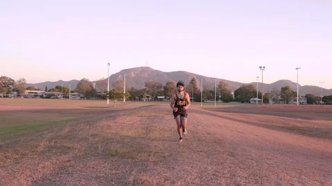 Indian guy running and trainning for cardio exercise on public park during Vidéo 117121554