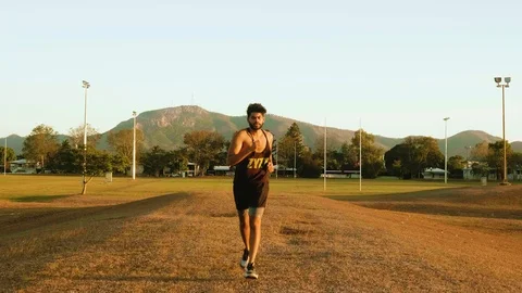 Indian guy running and trainning for cardio exercise on public park during Vidéo 117121563