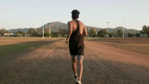 Indian guy running and trainning for cardio exercise on public park during Vidéo 117121581