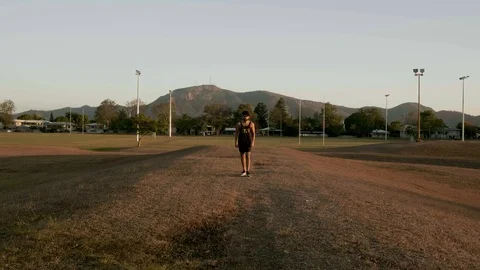 Indian guy running and trainning for cardio exercise on public park during Vidéo 117121598