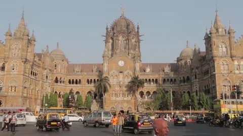 Indian iconic heritage building while commuters walking by a metropolitan city Stock Footage 171707663
