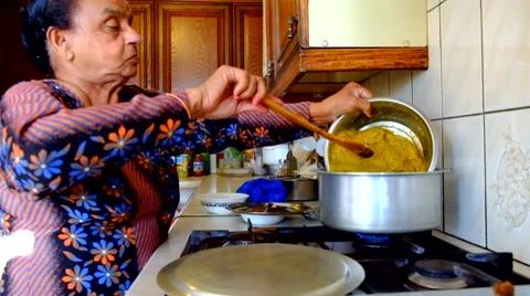 Indian lady cooking Stock Footage 41507964