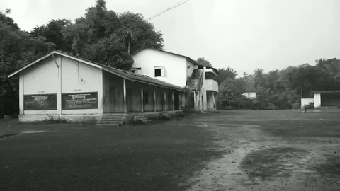 Indian Local Public school Old retro style in Rural village of Alibaug, India Stockbeeldmateriaal 306773585