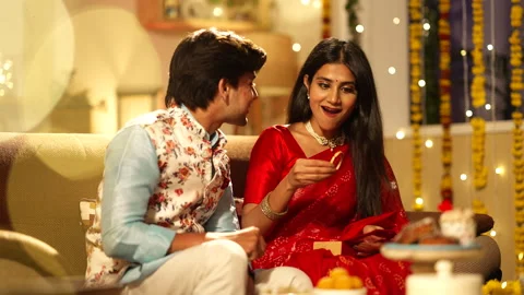 Indian man gifting gold bangles to his beautiful wife during diwali. Stock-Footage 252593459