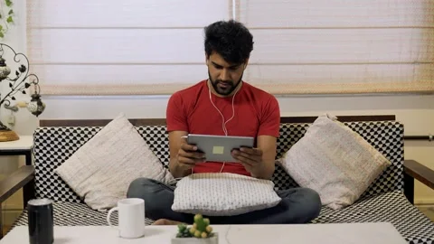 Indian man playing games on tablet PC with facial expressions. Vidéo 155576510