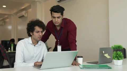 Indian manager consulting client with online technology at office. Vídeo Stock 169911488