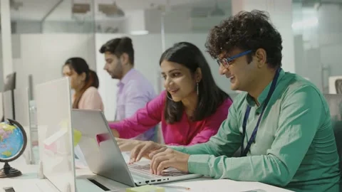 Indian manager in  explaining corporate software details to motivated . Vídeos de archivo 169385182