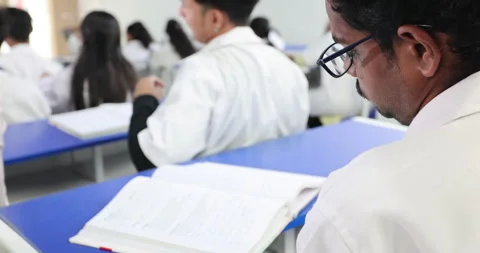 Indian Medicos in collage Видео 339050299
