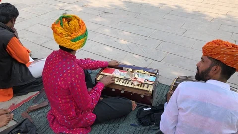 Indian men playing musical instruments in Amber Fort, Jaipur, Rajasthan, India. Stockbeeldmateriaal 119996116