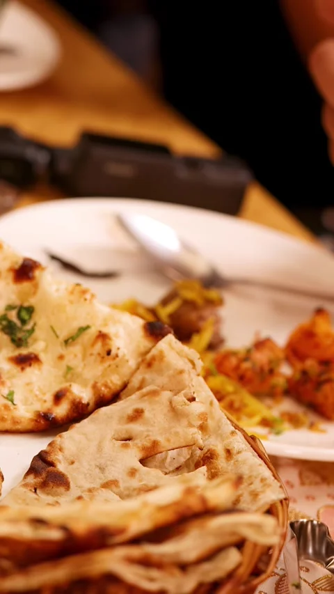 Indian Naan Bread and Samosas Served in a Wicker Basket 스톡 동영상 339422683
