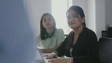 Indian office worker manager discussing project plan with Caucasian colleague. Vídeos de archivo 168348455