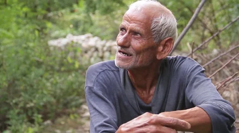 Indian old man talking Stockbeeldmateriaal 45308607