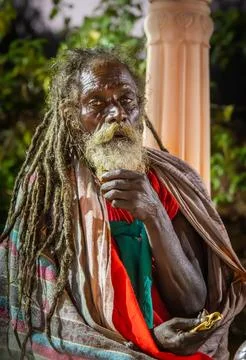 Indian old saint with dramatic presence with tresses hair and beard at evenin Fotos de archivo