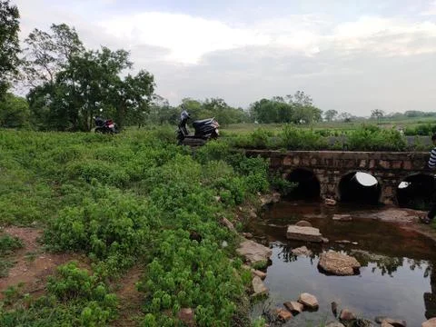 Indian one of old bridge between small stream flow Foto stock