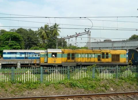 Indian Passenger mail, Engine train at Railway shunting shed yard, Mumbai India Foto stock