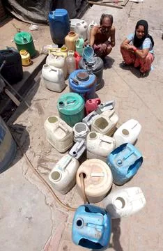 Indian People Wait in Queue with Their Water Pots to Collect Drinking Water in t 스톡 사진