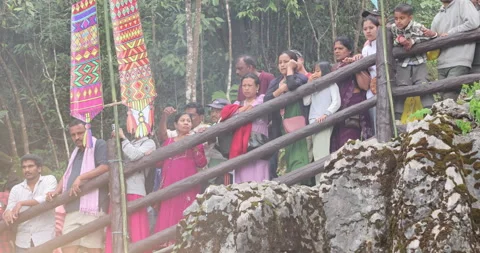 Indian People watching Vidéo 340305771