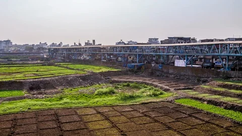 Indian people working on the fields along Bandra skywalk in Mumbai downtown, Ind Stock Footage 118858004