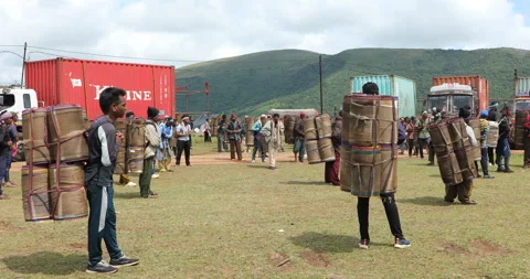 Indian Poor Male workers with Cans on Hill Vídeo Stock 327052947