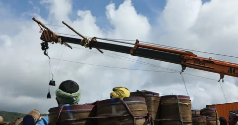 Indian Poor Male workers with Cans on Hill 库存影片 327081557