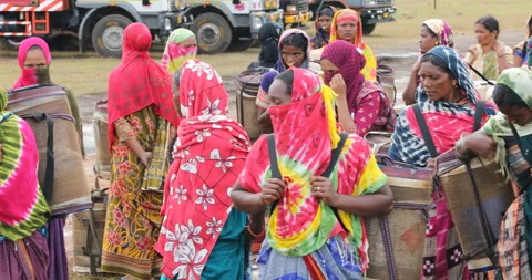 Indian Poor women workers with Cans on Hill Vidéo 326859635