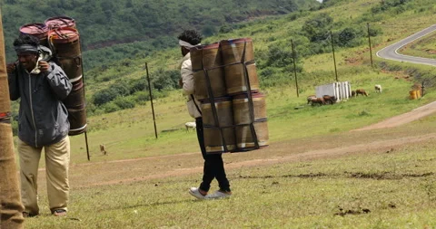 Indian Poor workers with Cans on Hill 스톡 동영상 326789032