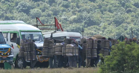 Indian Poor workers with Cans on Hill Видео 326796894