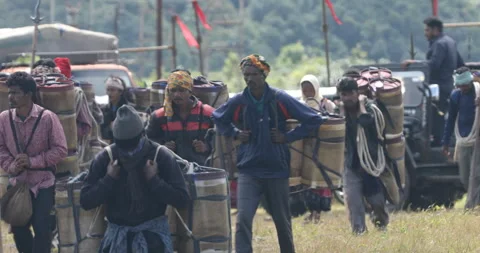 Indian Poor workers with Cans on Hill Vidéo 326797037