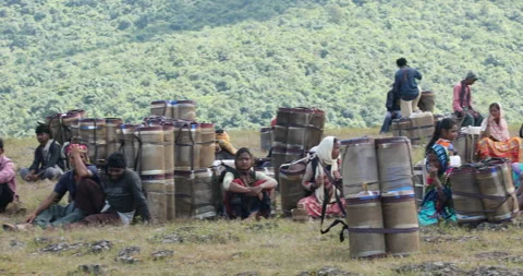 Indian Poor workers with Cans on Hill 動画素材 326838501