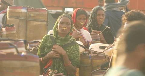 Indian Poor workers with Cans on Hill 库存影片 326843831