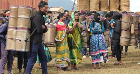 Indian Poor workers with Cans on Hill Vidéo 326849916