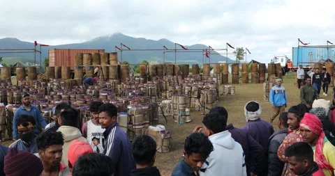 Indian Poor workers with Cans on Hill Stockbeeldmateriaal 326850083