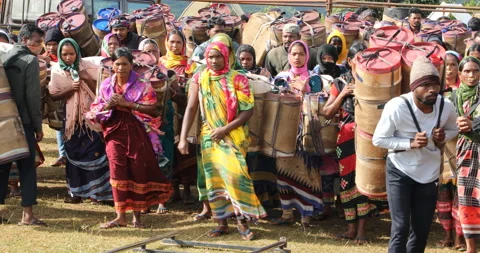 Indian Poor workers with Cans on Hill Vidéo 326850231