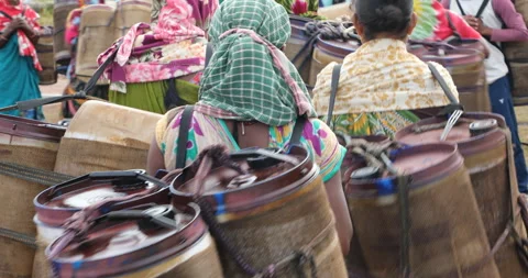 Indian Poor workers with Cans on Hill Vidéo 326856278