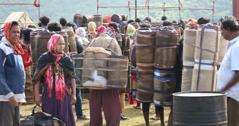 Indian Poor workers with Cans on Hill 스톡 동영상 326899189
