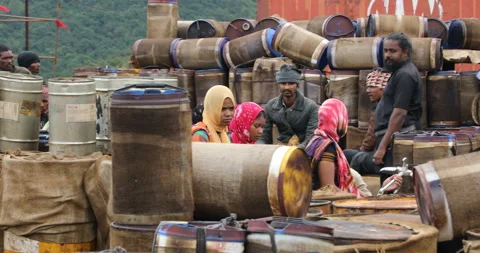 Indian Poor workers with Cans on Hill Видео 326910957