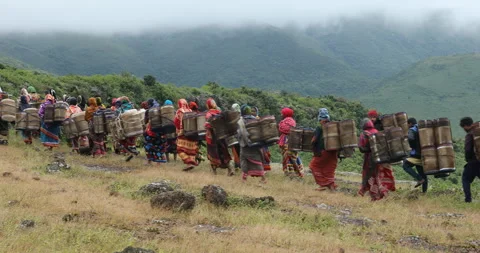 Indian Poor workers with Cans on Hill Vídeo Stock 326913653