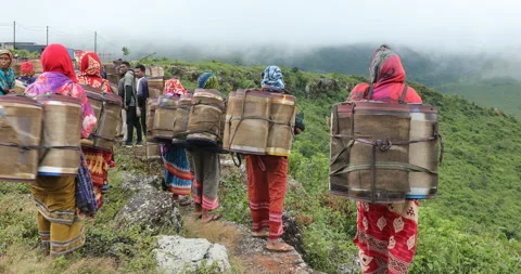 Indian Poor workers with Cans on Hill Vidéo 326913725