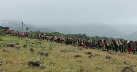 Indian Poor workers with Cans on Hill Vidéo 326916147