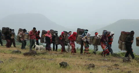 Indian Poor workers with Cans on Hill Видео 326916522